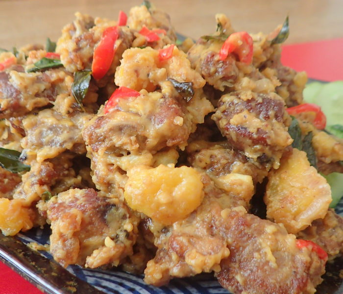 Salted Egg Yolks Butter Pork Ribs – 牛油黃金排骨 with curry leaves & fresh chillies